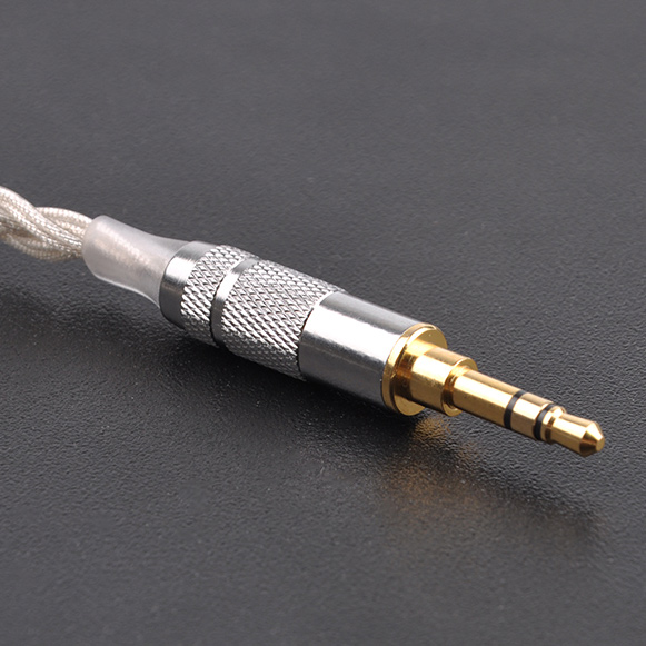 Stribrny kabel je zakoncen 0,75mm dvoupinem a velkym rovnym 3,5mm Jackem.